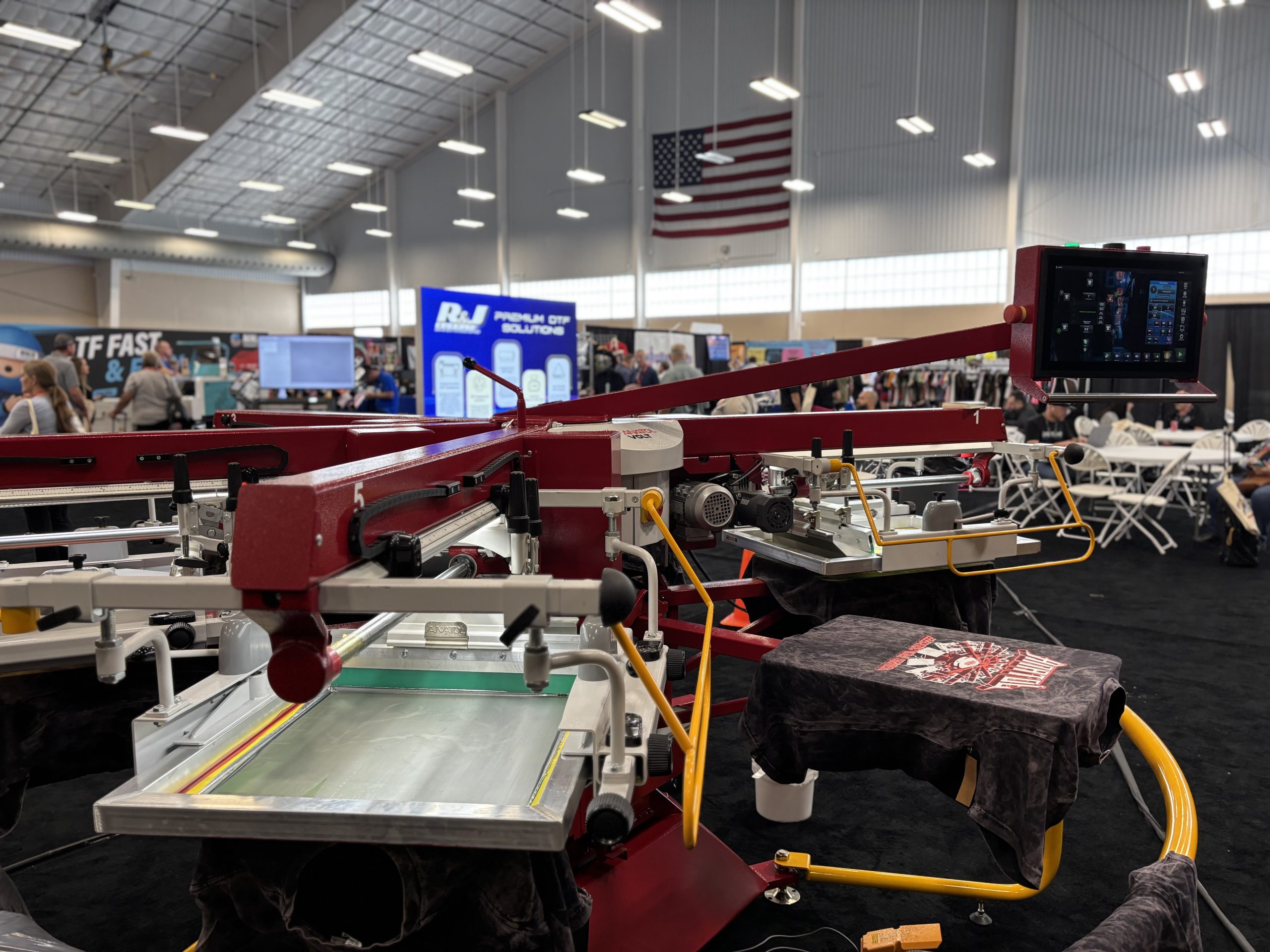 Anatol VOLT electric screen printer in action, delivering precision and quiet performance.